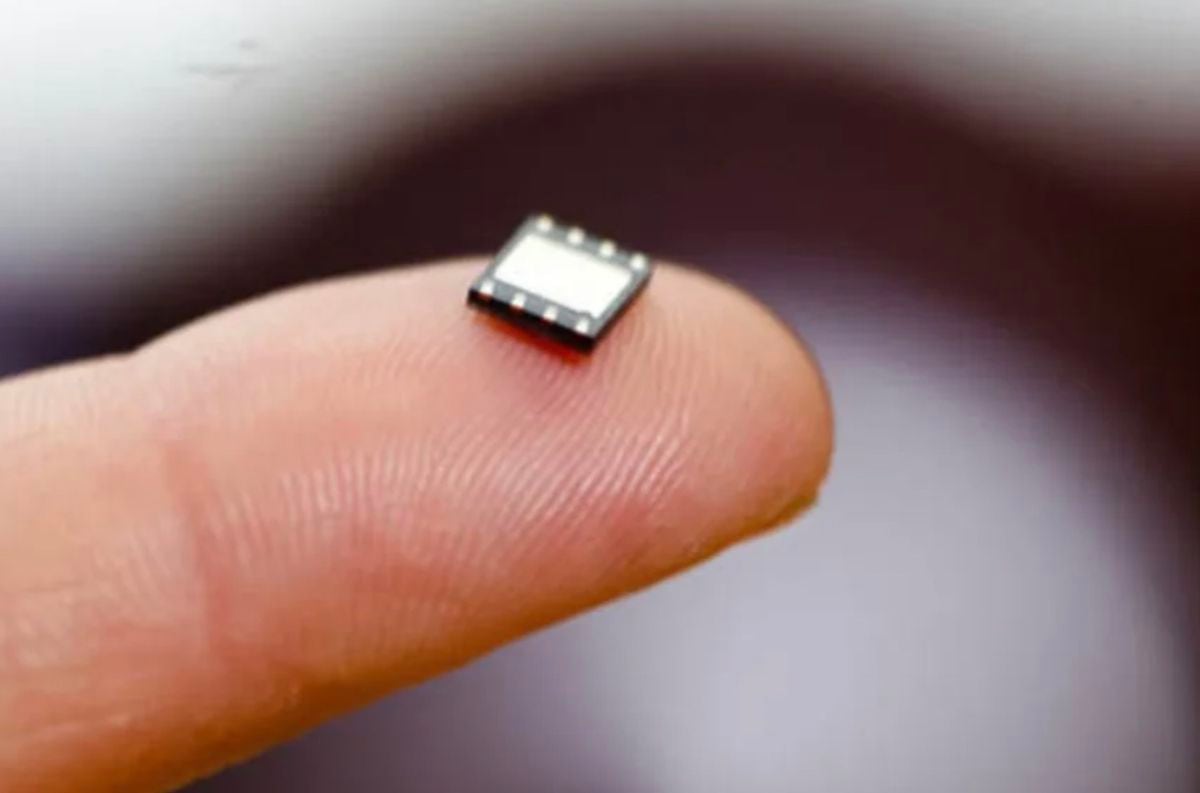 La eSIM es 90% más pequeña una Nano SIM, viene en el interior de los teléfonos y se carga online por QR.