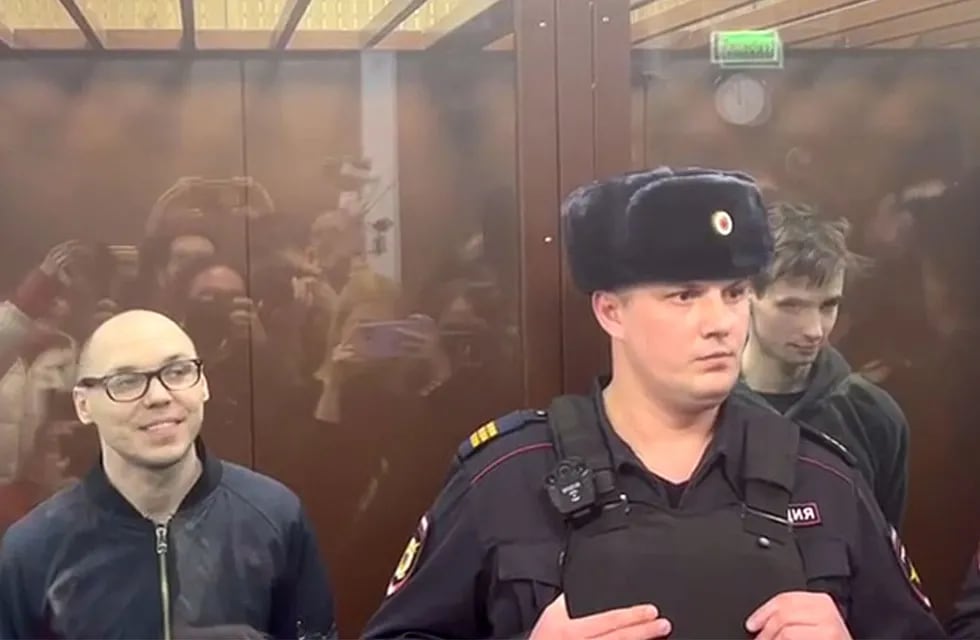 Artiom Kamardin y Yegor Shtovba fueron detenidos en septiembre de 2022 tras participar en una lectura pública en Moscú. Gentileza / The Moscow Times