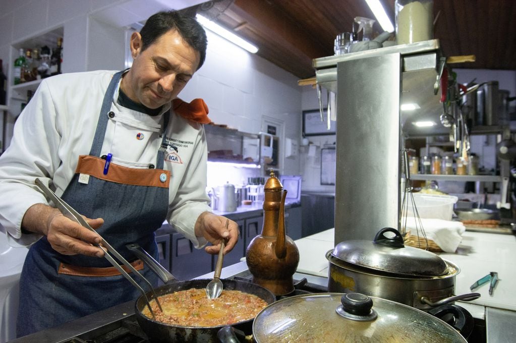 Sergio Kurrenthy prepara comida armenia en su restaurante Kotayk. Foto: Mariana Villa / Los Andes 