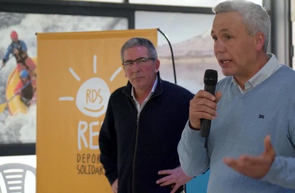 Red Deporte Solidario: Eduardo Martín junto a Federico Chiapetta, subsecretario de Deportes de Mendoza en el lanzamiento de la asociación.