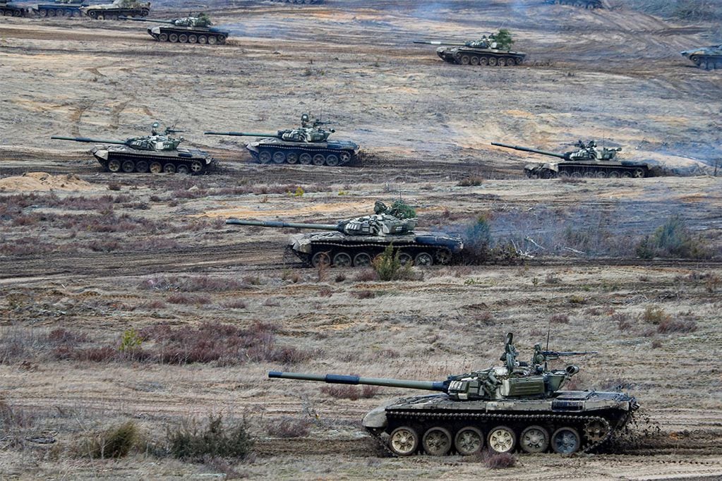 Los tanques se mueven durante los simulacros militares en el campo de entrenamiento de Obuz-Lesnovsky en Bielorrusia.