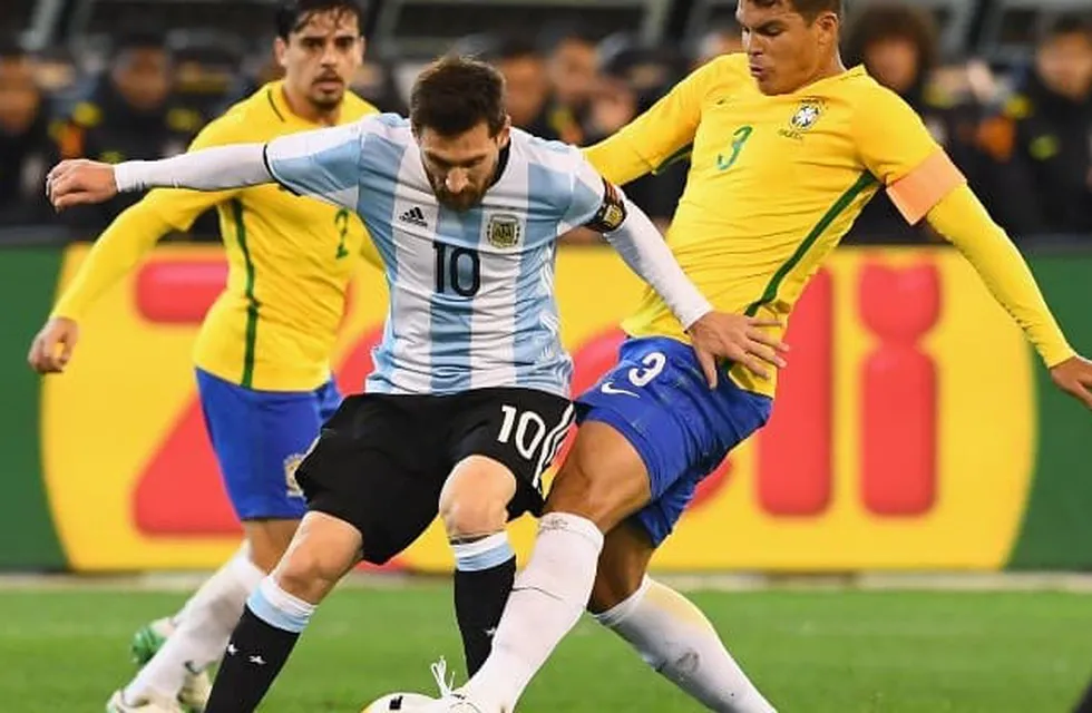 Messi y Thiago Silva, capitanes de Argentina y Brasil respectivamente. Unidos por una causa que favorecerá a los jugadores que militan en el fútbol de Europa.