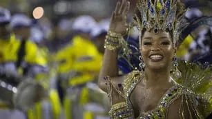 CARNAVAL.  Brasil mantiene su ritmo frenético, con cientos de fiestas itinerantes hacerse cargo de las calles de Río de Janeiro y los famosos desfiles de las escuelas de samba (AP). 