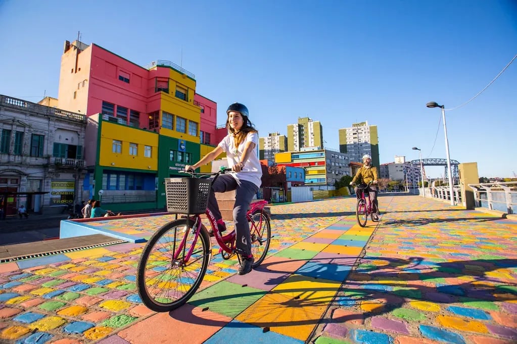 Recorrer la ciudad de Buenos Aires en bicicleta.