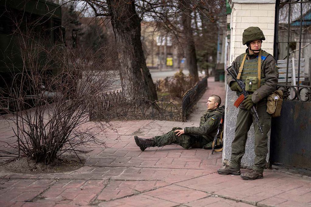 Un soldado ucraniano se sienta herido después de cruzar el fuego dentro de la ciudad de Kiev, Ucrania, el viernes 25 de febrero de 2022.AP Photo/Emilio Morenatti)