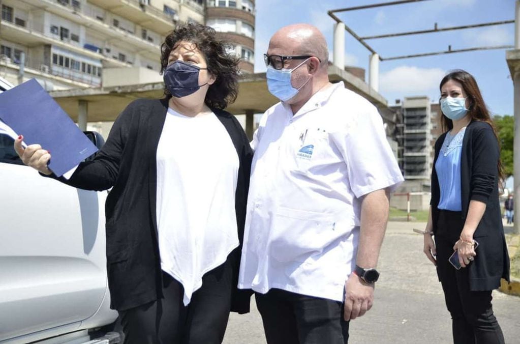 Carla Vizzotti junto a Alberto Maceira, titular del hospital Posadas y padre de Juan Ignacio Maceira (Gentileza)