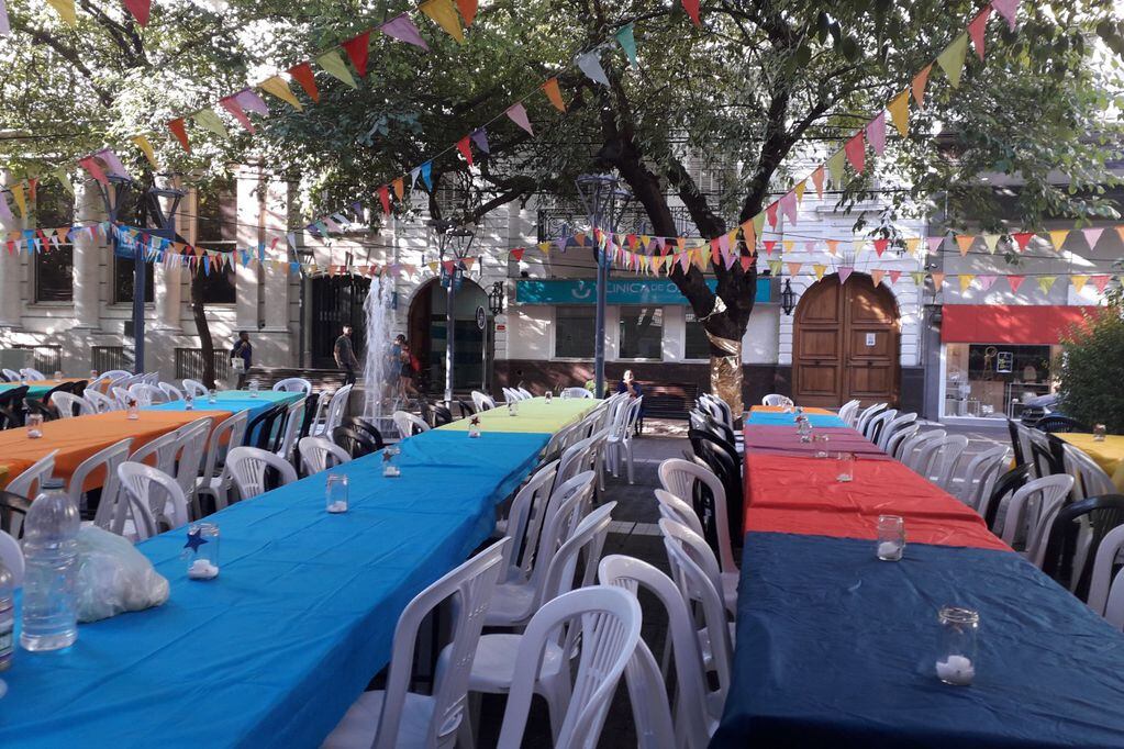 La fundación Puente Vincular organiza todos los 24 de diciembre en peatonal Sarmiento una cena comunitaria, abierta a quienes quieran compartir, con personas vulnerables y en situación de calle. Foto: Gentileza.