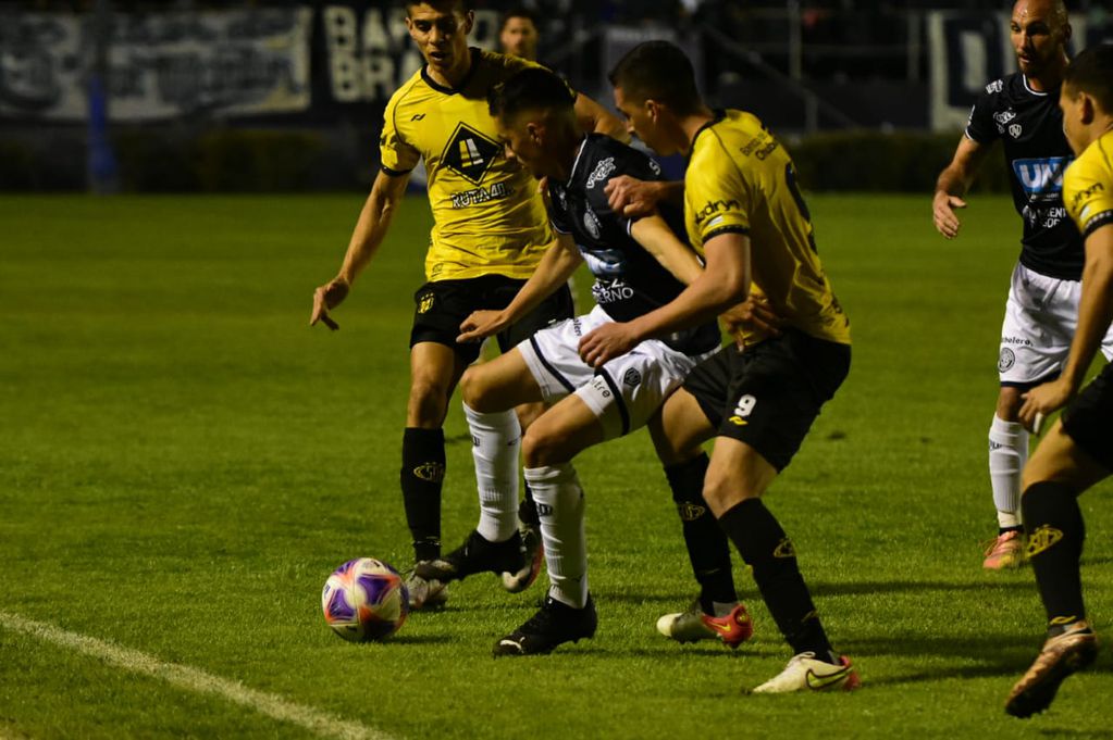 Independiente Rivadavia goleó a Deportivo Madryn por la fecha 33 de la Primera Nacional / Mariana Villa. 