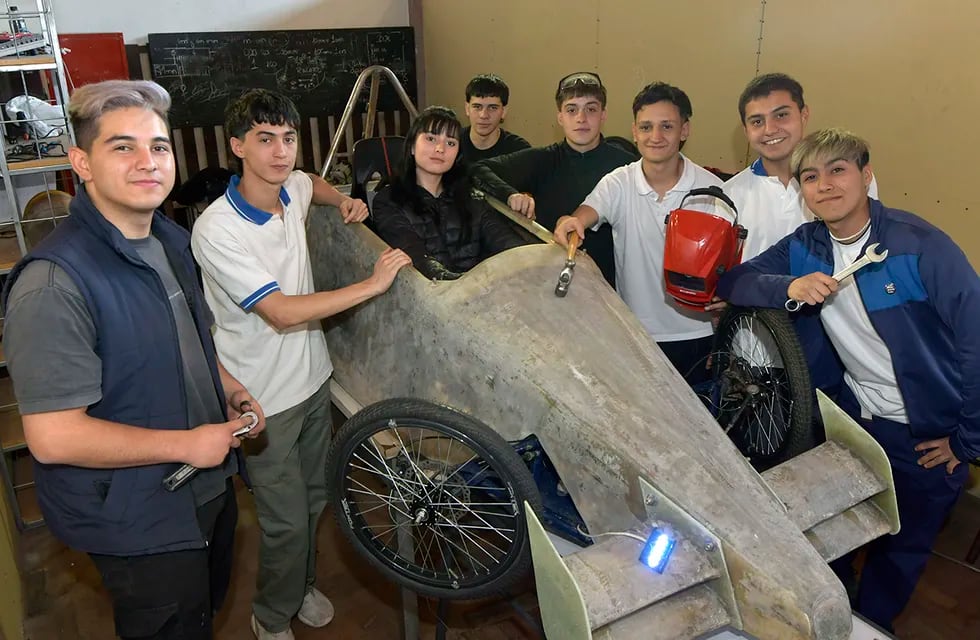 Los chicos trabajan hasta ocho horas por día para completar el prototipo que llevarán a Buenos Aires. | Foto: Orlando Pelichotti / Los Andes