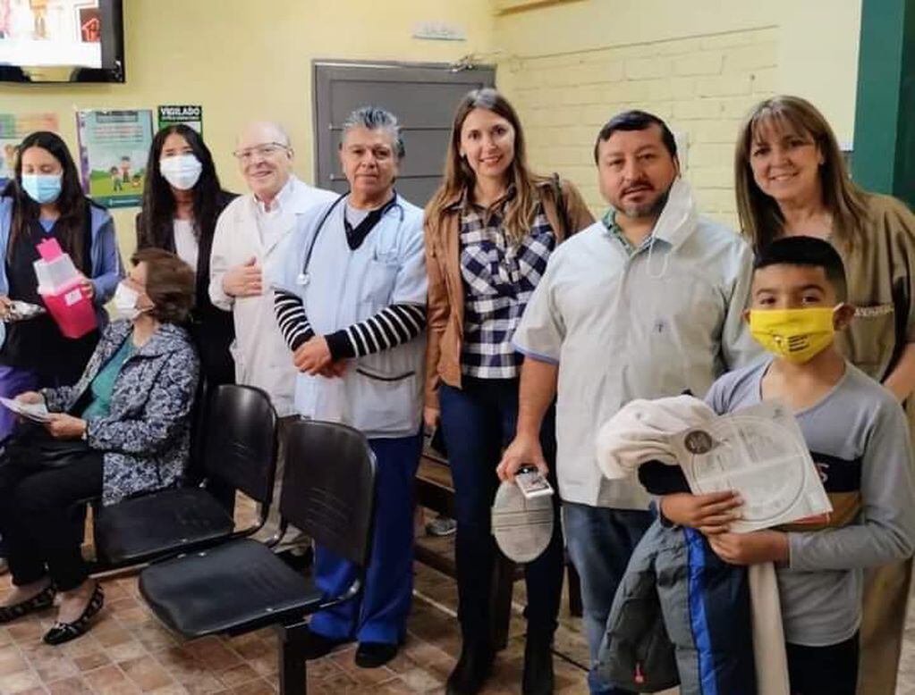 En la imagen, con sus colegas en el Centro de Salud 224 Costa Flores, en Perdriel Oeste.