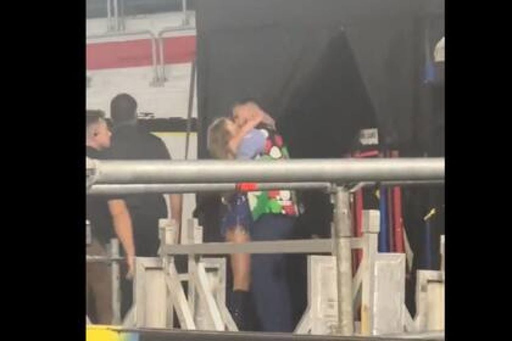 Taylor Swift y Travis Kelce: beso apasionado en el backstage de River. (Captura)