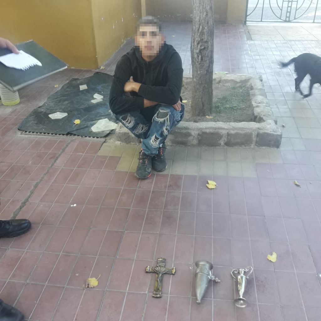 Preventores aprehendieron a un sujeto que había robado elementos de bronce del Cementerio. Foto: Ciudad de Mendoza.
