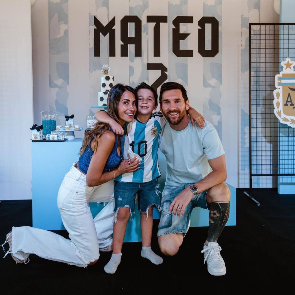 Mateo Messi cumplió 7 años. Antonela Roccuzzo y Lionel Messi se sacaron fotos con su segundo hijo en la fiesta.