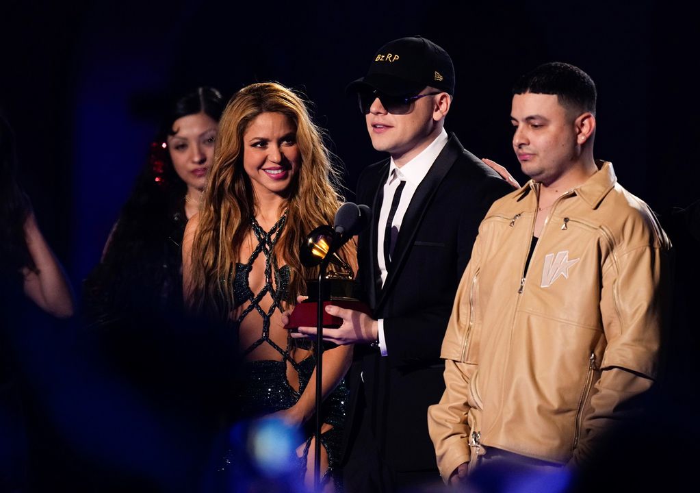 Shakira y Bizarrap, junto a Santiago Alvarado, al recibir el Latin Grammy por mejor canción del año. (AP)