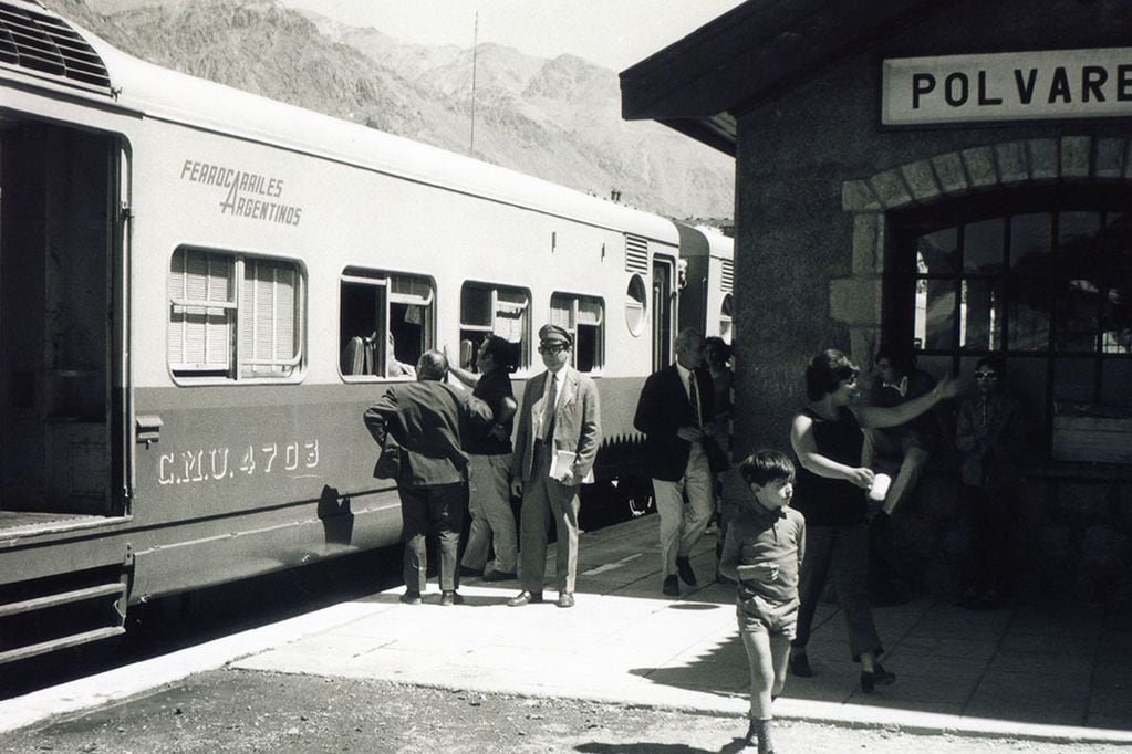 Viajar en tren, a distintos destinos provinciales y a Buenos Aires, fue durante mucho tiempo una grata experiencia para muchos.
Ferrocarril Trasandino Mendoza-Los Andes