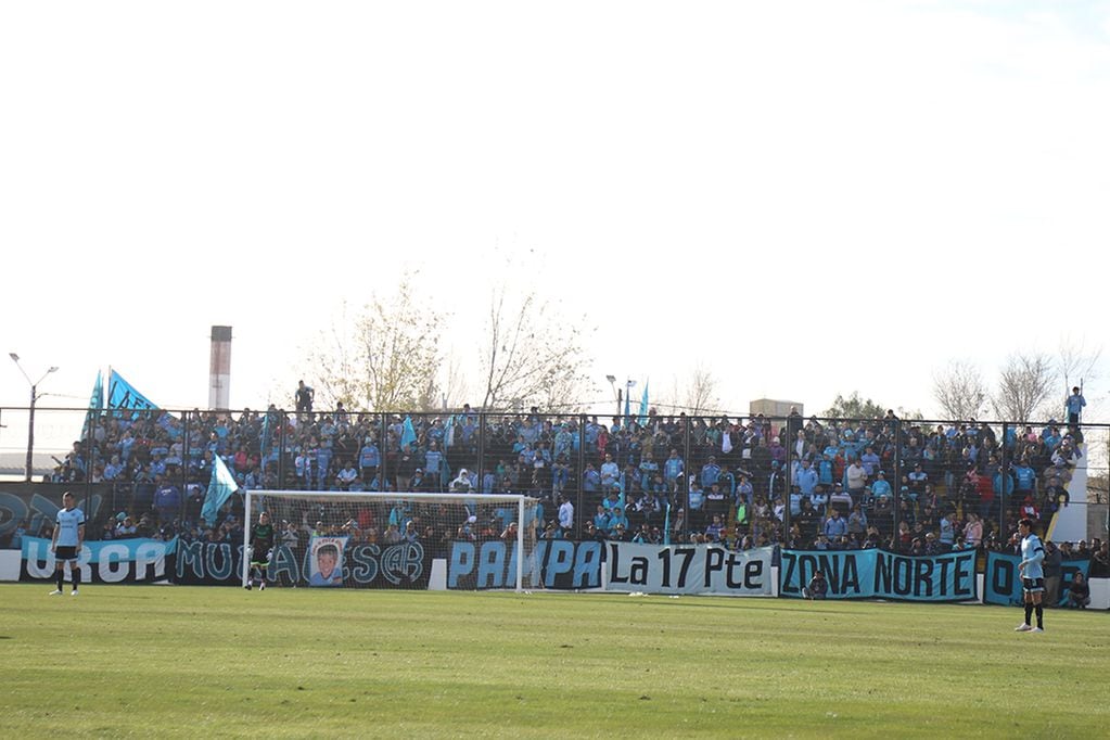 Unos 700 hinchas de Belgrano se llegaron hasta Madryn para ver el partido (Foto: Prensa Belgrano).
