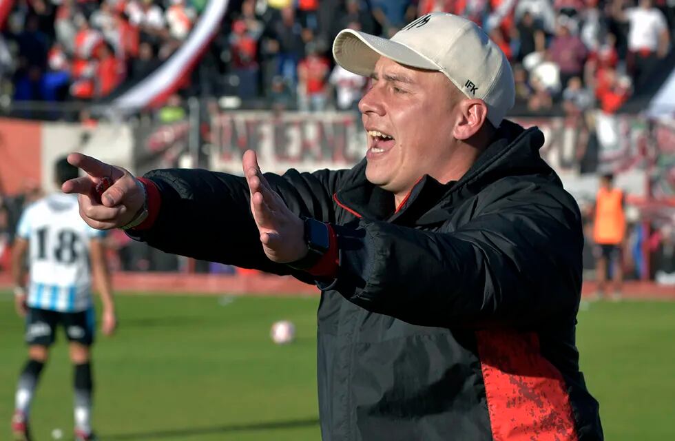 El Club Deportivo Maipú ganó a Racing de Córdoba, en el estadio Omar Sperdutti por la fecha 26 de la Zona A de la Primera Nacional.

Luis Osvaldo García, entrenador 
 Foto: Orlando Pelichotti