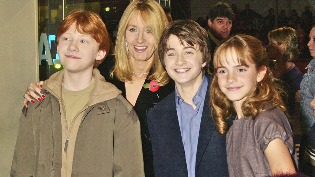 J.K. Rowling junto a los tres actores que encarnaron a los personajes principales en Harry Potter y la piedra filosofal.