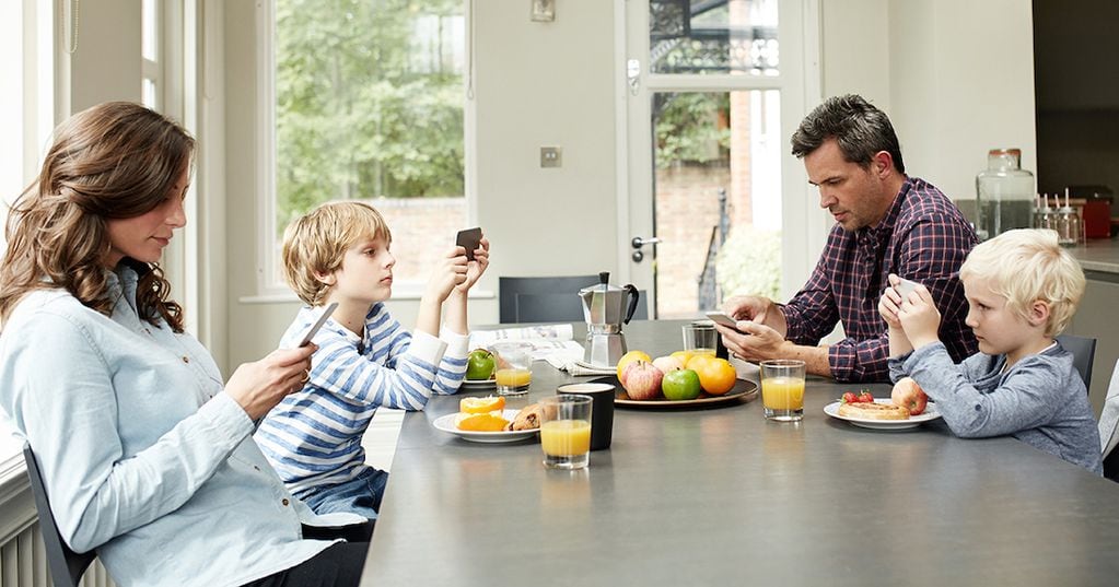 El uso del smartphone en exceso termina afectando la dinámica familiar. 