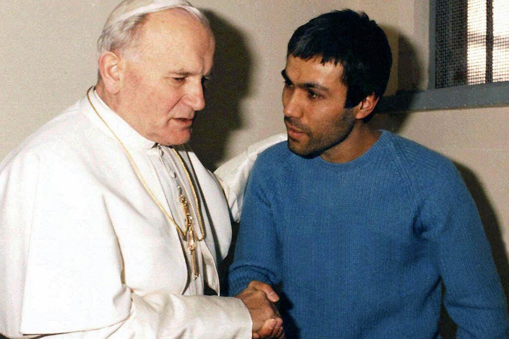 Juan Pablo II le dio el perdón a Mehemet Ali Agca en 1983