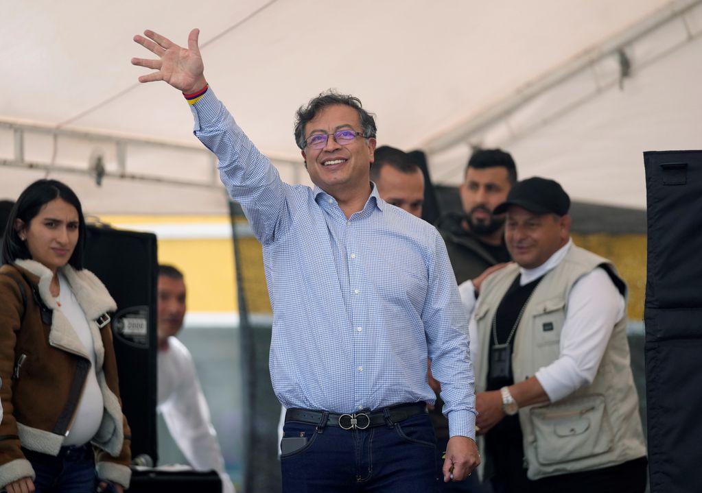 El exguerrillero Gustavo Petro lidera las intenciones de voto. AP