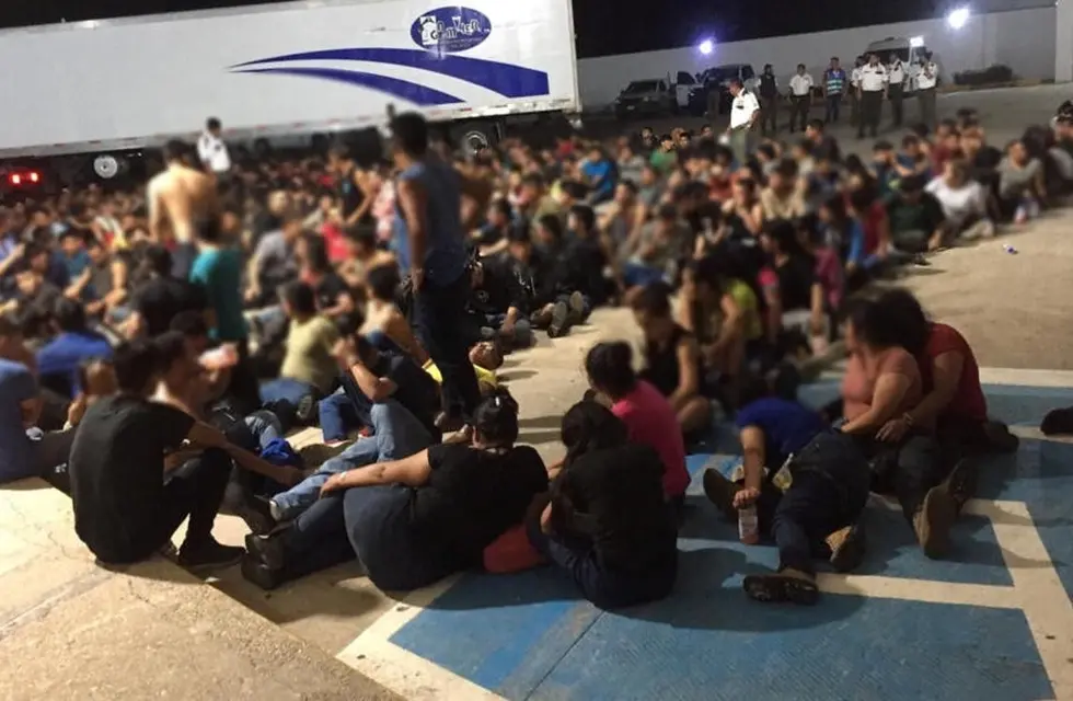 En México encuentran un remolque con más de 300 migrantes de distintas nacionalidades, entre ellos decenas de niños sin acompañantes.