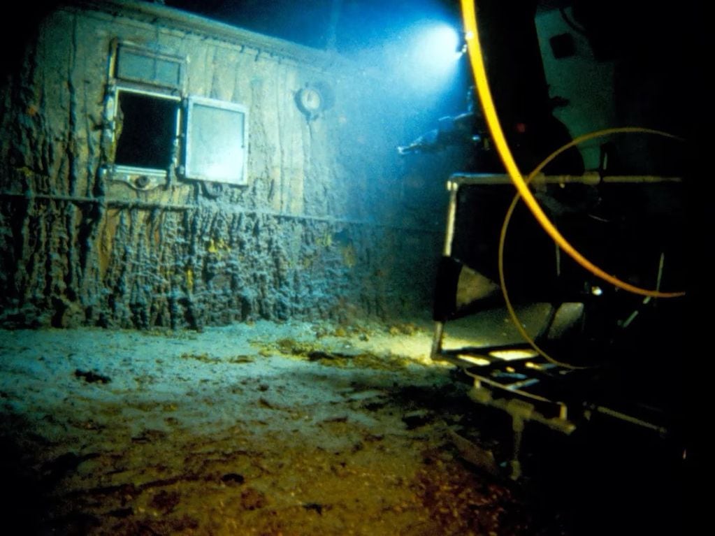 El Titanic se encuentra a 3800 metros de profundidad.