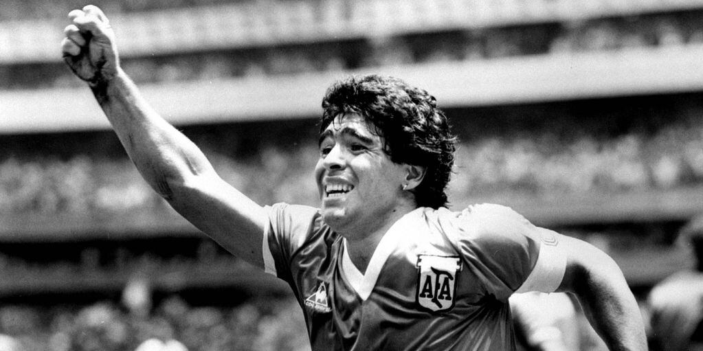 El histórico momento en que Diego Armando Maradona hace el gol a los ingleses.