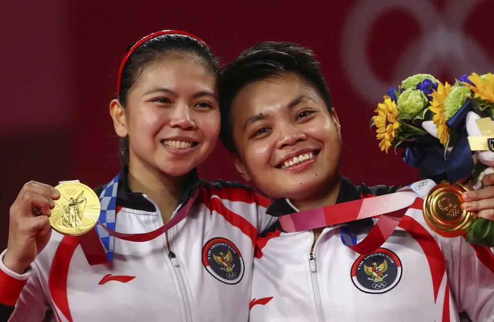 Apriyani Rahayu y Greysia Polii ganaron el oro en Tokio 2020 por su desempeño en bádminton femenino por equipos.