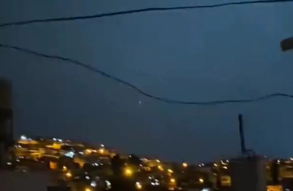 Por qué se iluminó el cielo segundos antes del terremoto en Turquía y Siria (Captura de video)