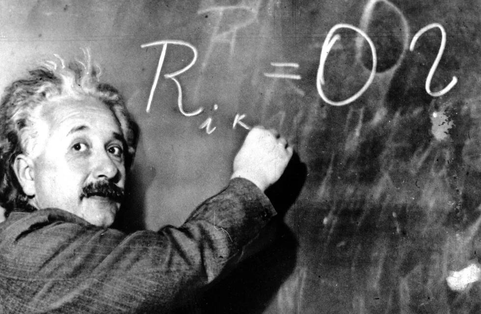 Albert Einstein y una ecuación en el Carnegie Institute, California, enero de 1931. (AP/Archivo)