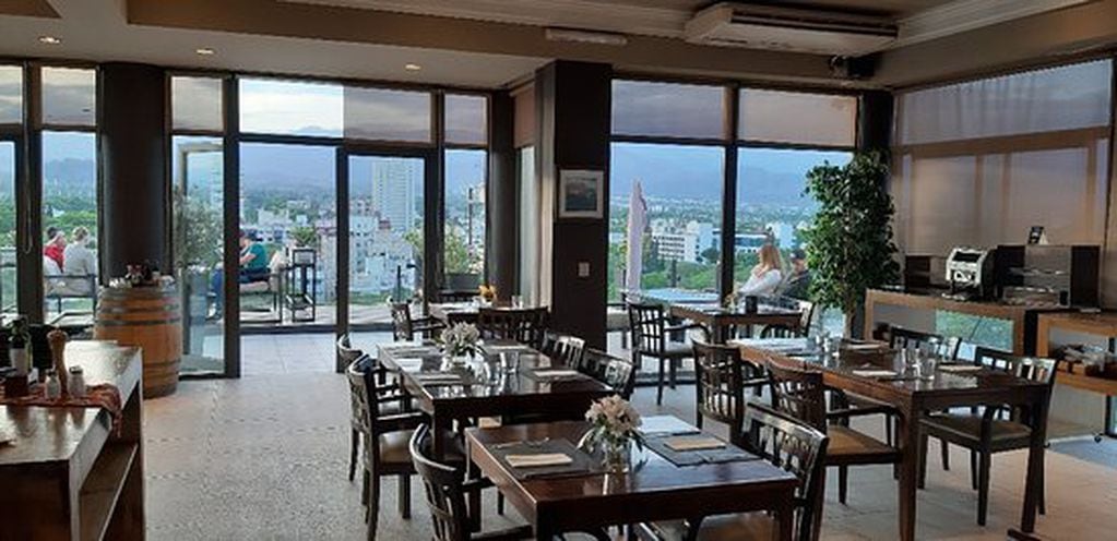 Al estar ubicado en el 14° piso, en una terraza amplia y luminosa, se obtiene una vista espectacular de toda la Ciudad de Mendoza. 