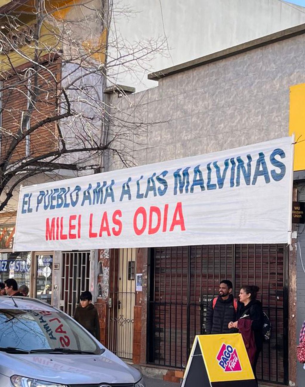 Peregrinación a Luján, en Liniers, Buenos Aires, lució con carteles en contra de Milei. Foto: X / @sofirozen