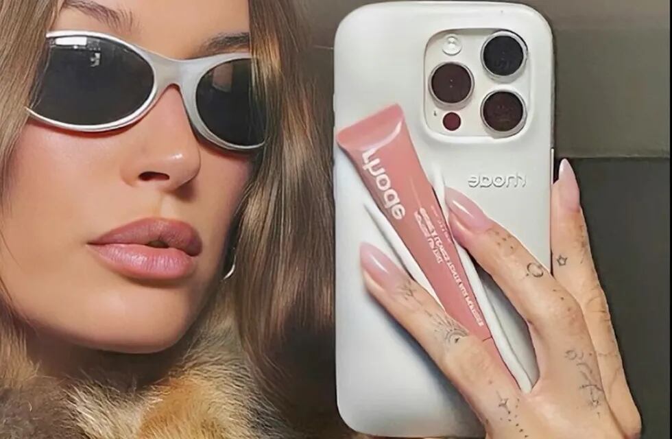 Una marca de skincare lanzó un inusual producto: una funda de celular en donde podes llevar un brillo labial.