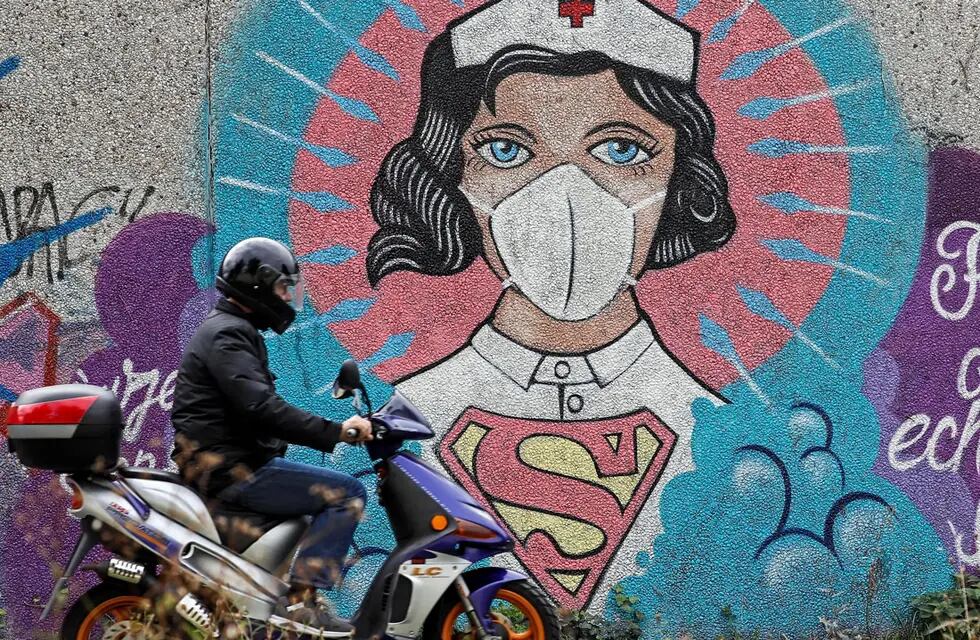 Una enfermera superheroína. Obra del grafitero 'Uzey' en Hamm, Alemania. (AP)