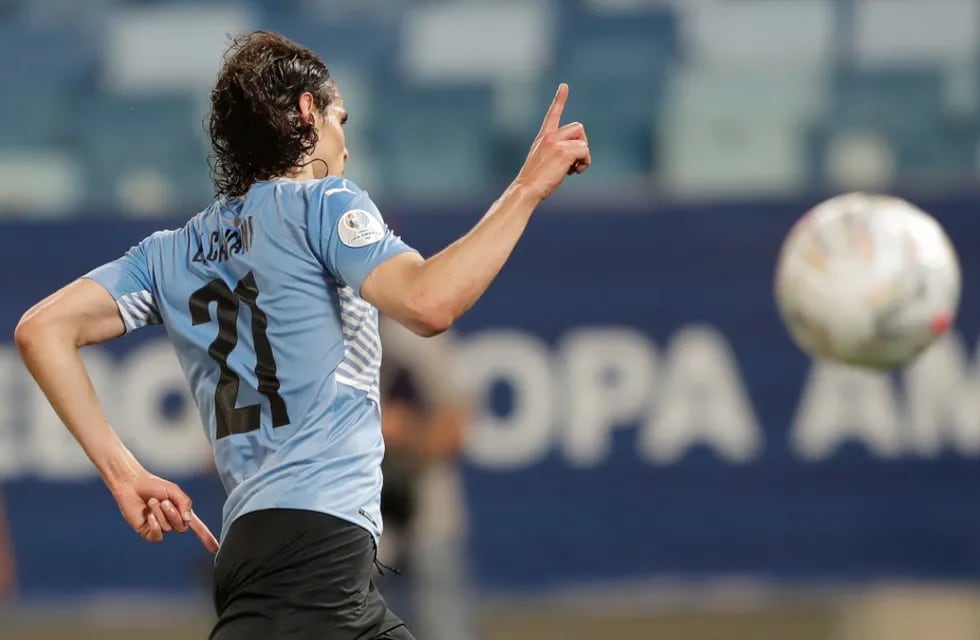 Cavani anotó de penal el 1-0 para Uruguay ante Paraguay. (Foto: AP)