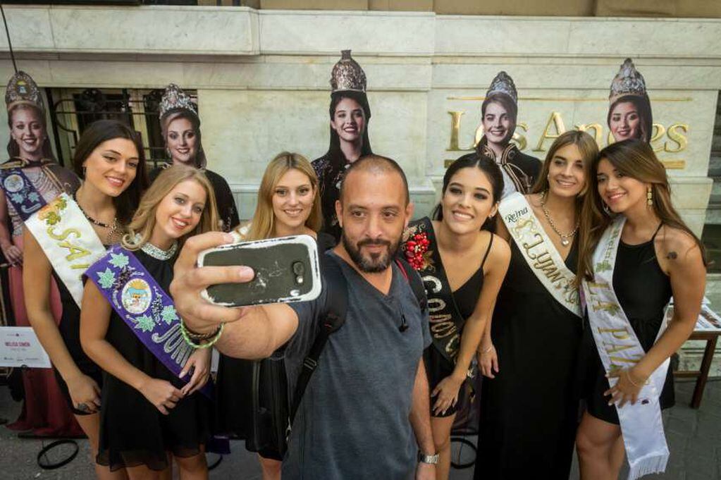 
“Selfie”. Un transeúnte aprovechó la ocasión para una foto con las reinas. | Ignacio Blanco / Los Andes
   