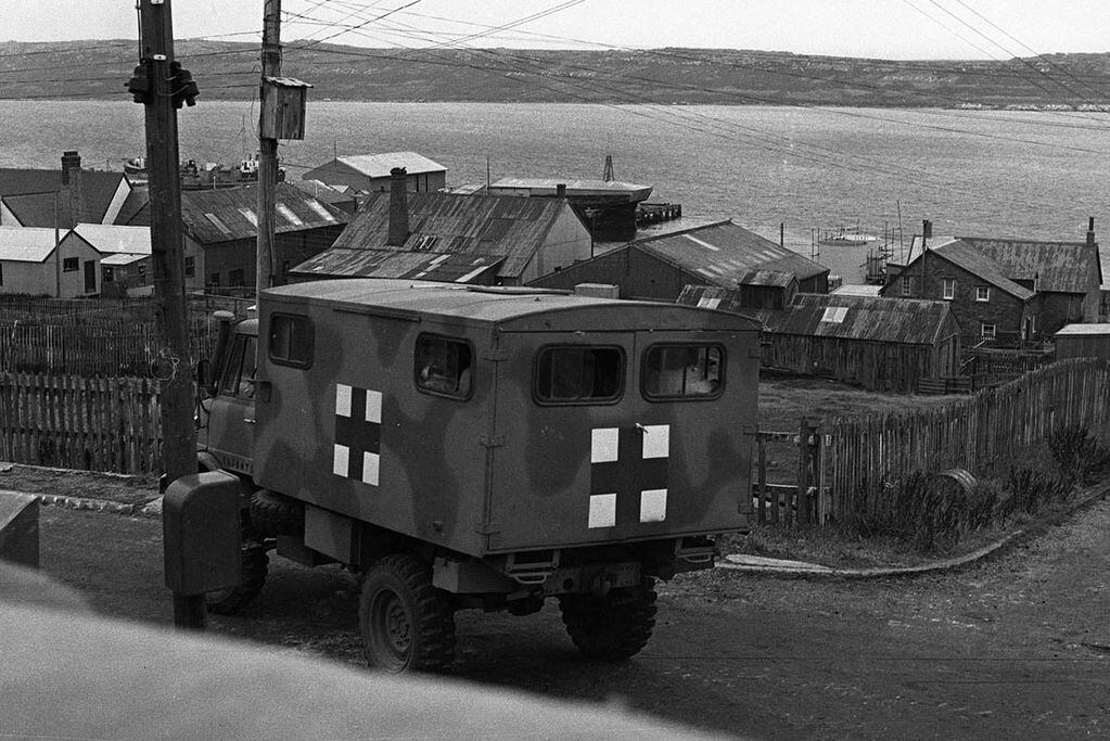 29/03/2012, Malvinas 1982. Jeep de la Cruz Roja recorre Puerto Argentino. (La Voz/ archivo)