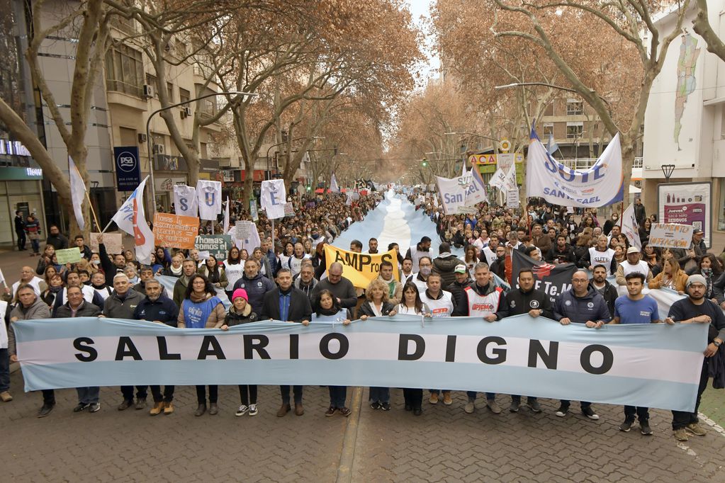 La protesta convocó a trabajadores de la salud, de la educación, bancarios y de la administración pública, por las calles céntricas, en reclamo de mejoras salariales.Muchos sindicatos y gremios exigen mejoras en las paritariasFoto: Orlando Pelichotti / Los Andes