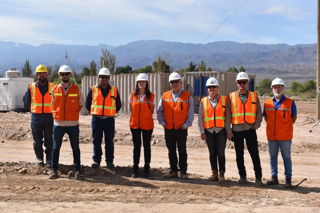 Miembros de la empresa constructora con ejecutivos de Josemaría.