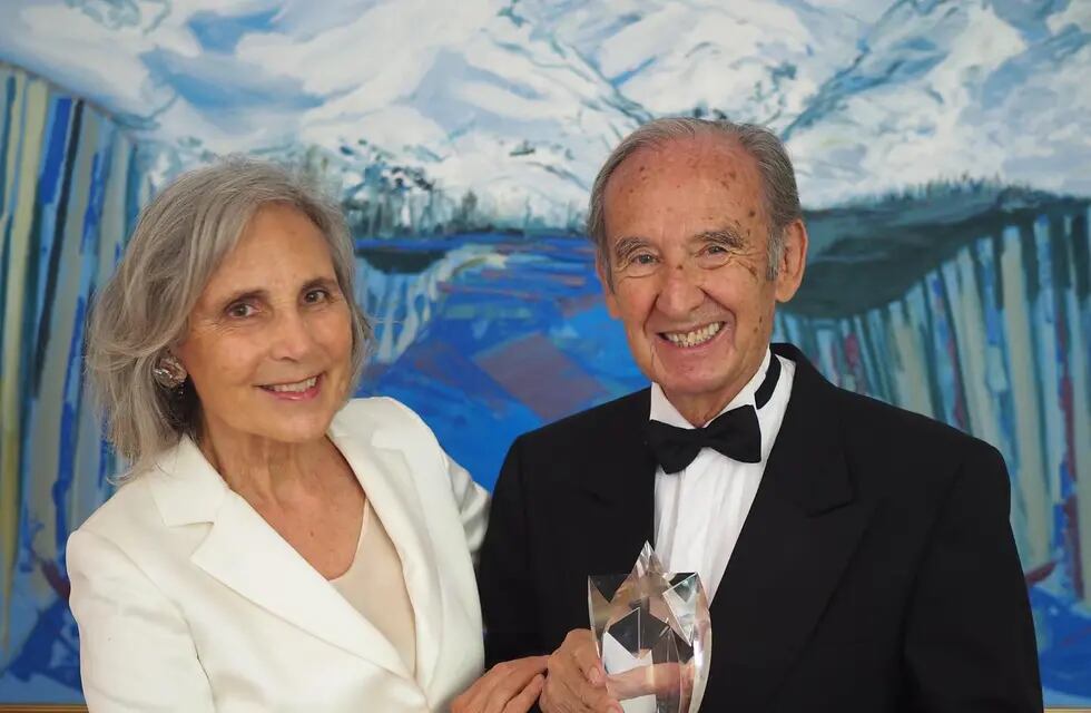Nicolás Catena junto a su esposa, Elena Maza, y su reconocimiento en la gala de Miami. - Gentileza