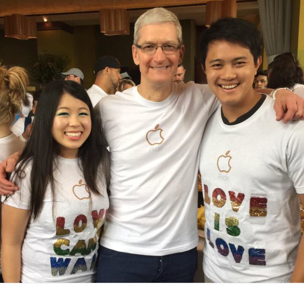Tim Cook, CEO de Apple, ha estado en las marchas del Orgullo en San Francisco junto a sus empleados y es activista por los derechos LGBTQ+.
