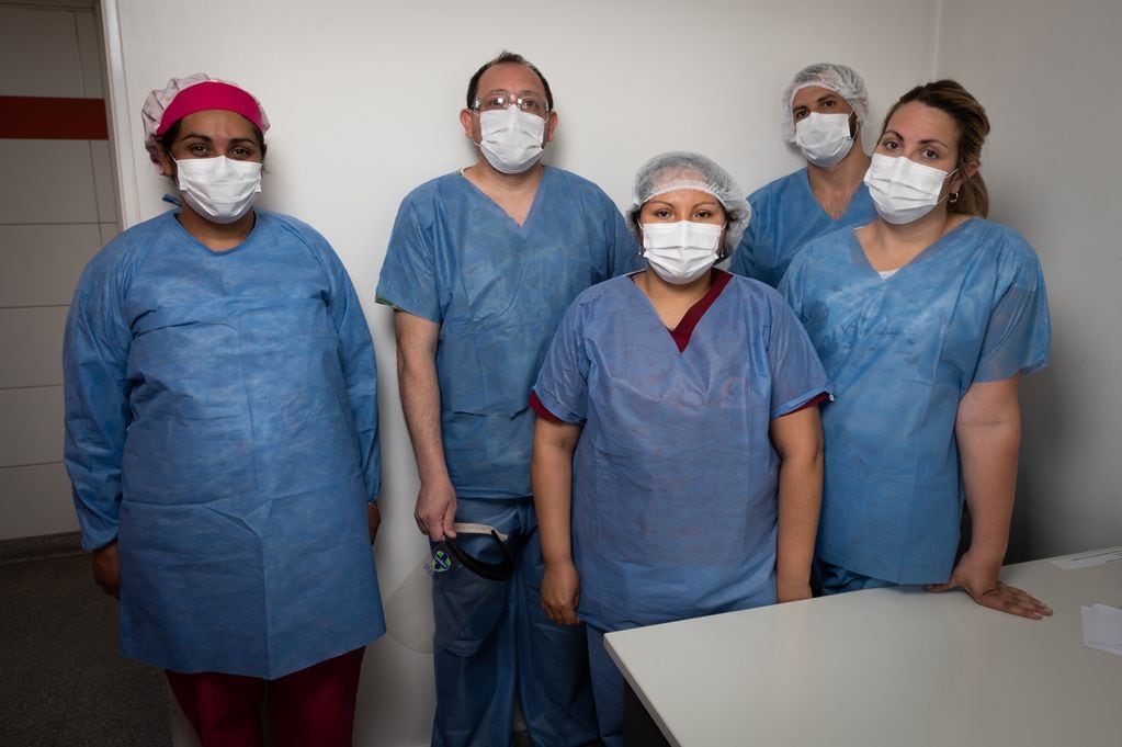 Equipo de médicos, enfermeros y kinesiologos que trabajan en la primera línea en el Hospital Carrilo.