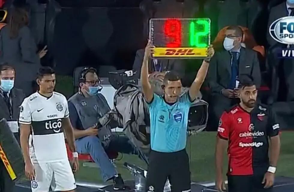 El ex Boca Wanchope Abila ingresó en el empate de Colón ante Olimpia. Los fanáticos de River no dejaron escapar unos particulares números. / TV