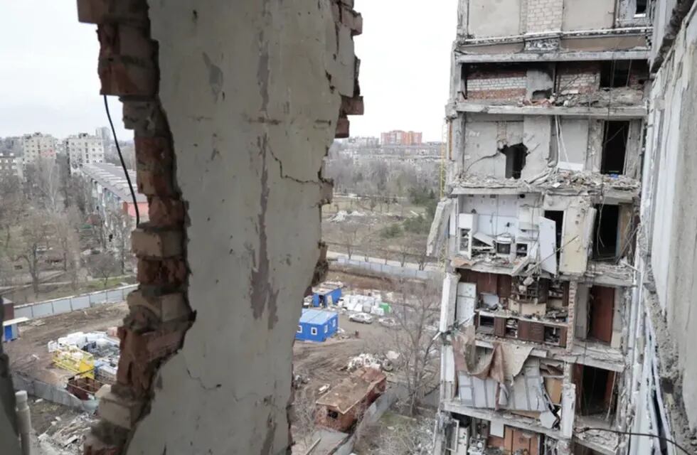 En la imagen, vista de un edificio de apartamentos dañado durante intensos combates en Mariúpol, una zona controlada por Rusia en la provincia de Donetsk, en el este de Ucrania, el 5 de enero de 2023.