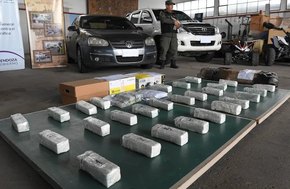 La cocaína y algunos delos vehículso secuestrados.  Orlado Pelichotti / Los Andes