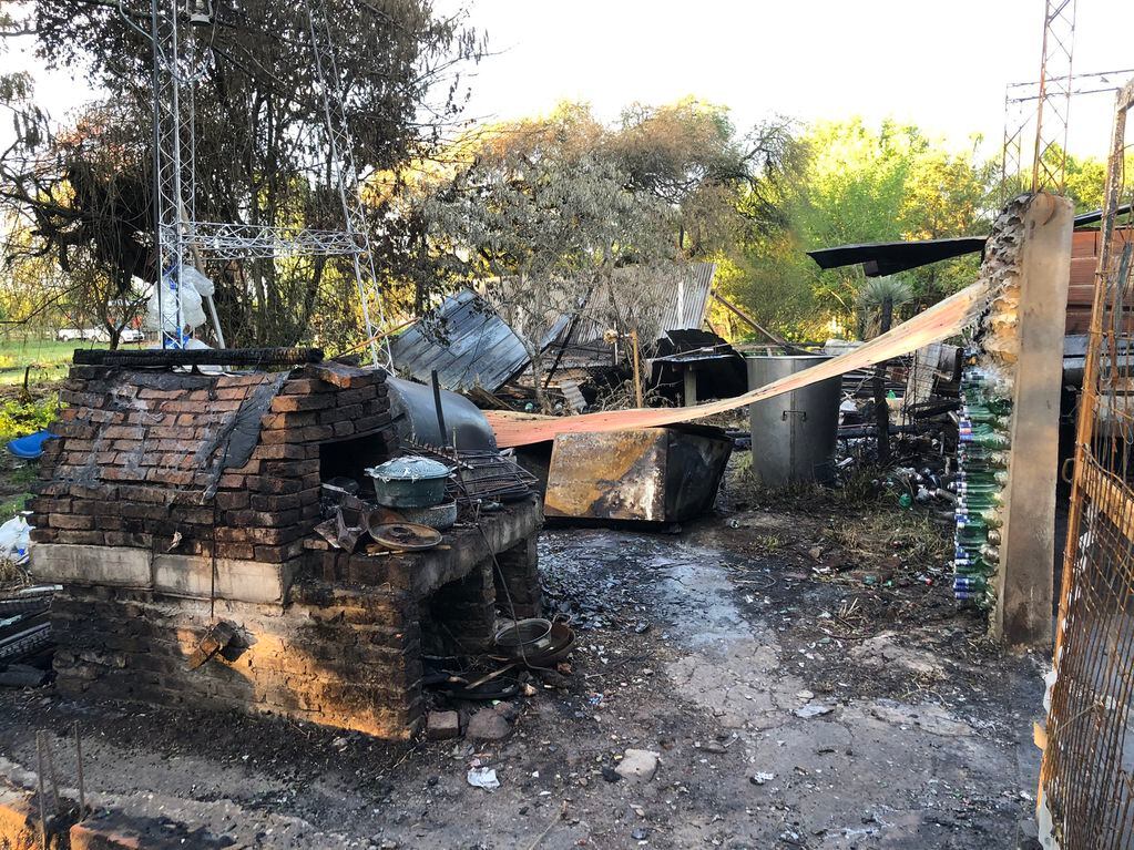 El hombre perdió su ferretería, su bar y parte de su casa luego de un incendio que se registró en diciembre. Foto: Twitter @emelina_aa