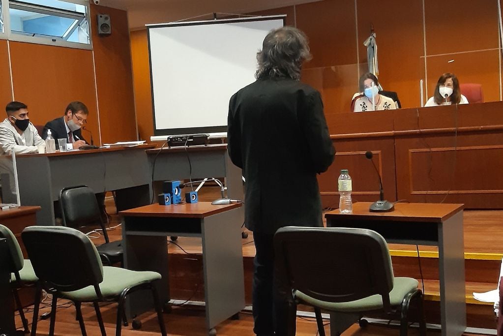 Mario Teruel frente al tribunal que juzga a su hijo, acusado de abuso sexual. 