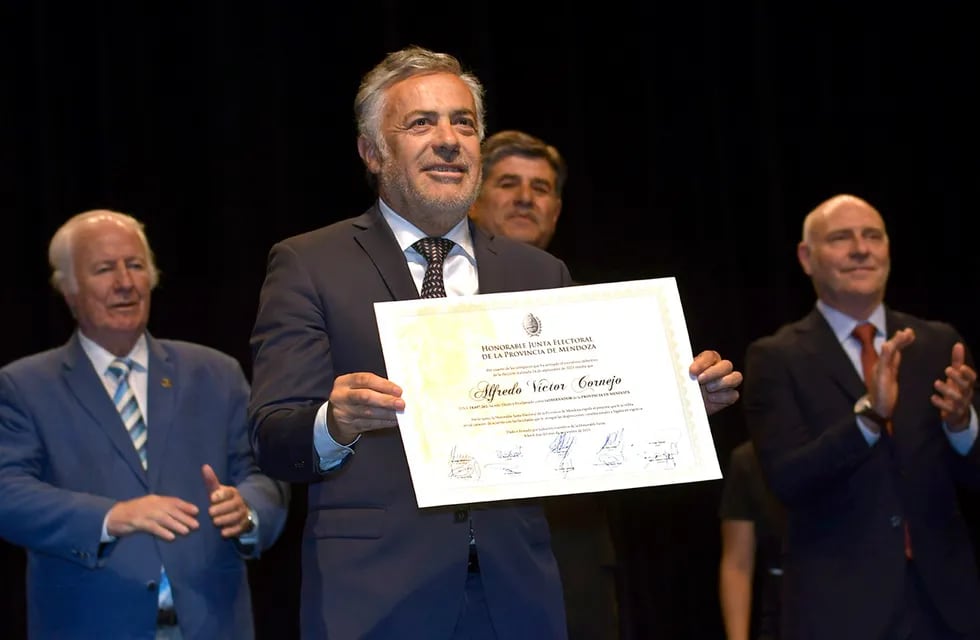 El gobernador electo Alfredo Cornejo recibió su diploma por parte de la Junta Electoral. Foto: Orlando Pelichotti