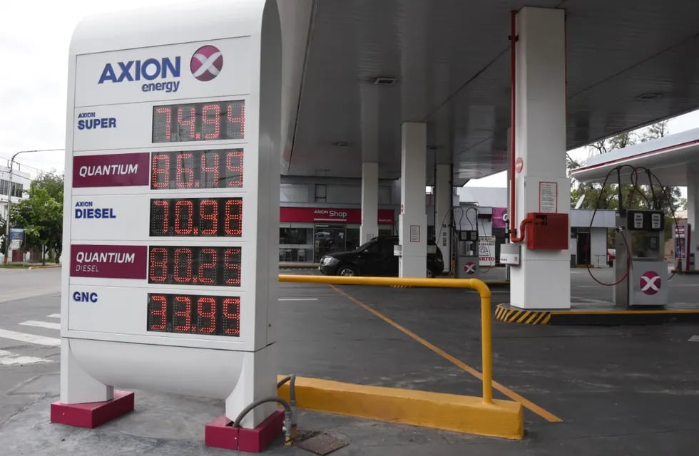 Empresas como Axion anunció que adaptarán carteles para cuando el combustible más de 100 pesos por litro. Mariana Villa / Los Andes